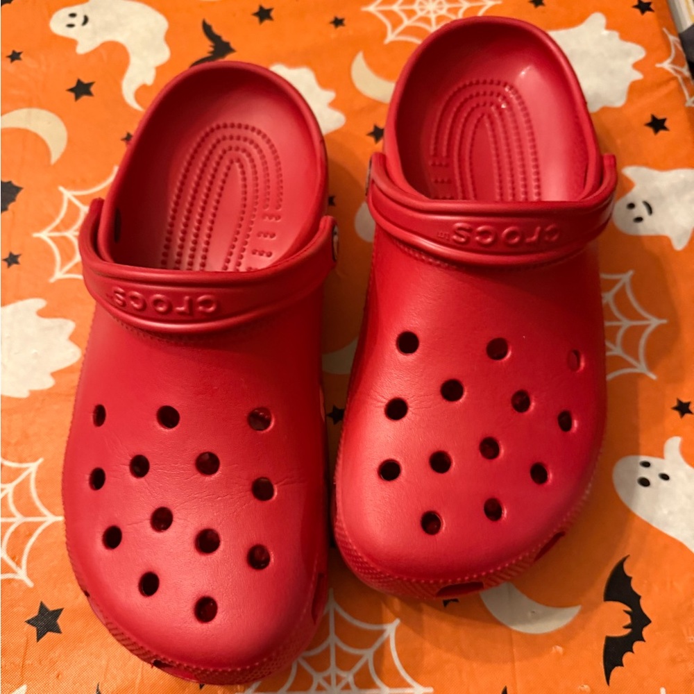 Used Men’s Red Crocs size 9
